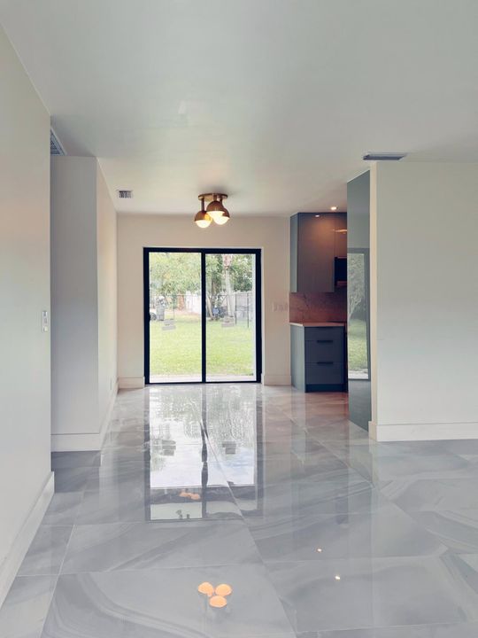 For Rent: $2,495 (2 beds, 1 baths, 930 Square Feet)