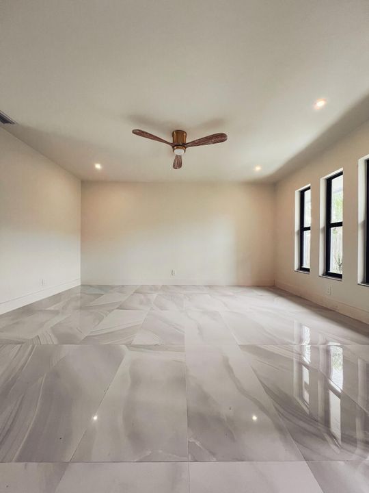 For Rent: $2,495 (2 beds, 1 baths, 930 Square Feet)