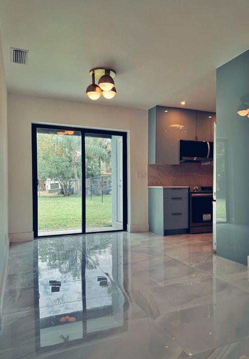 For Rent: $2,495 (2 beds, 1 baths, 930 Square Feet)