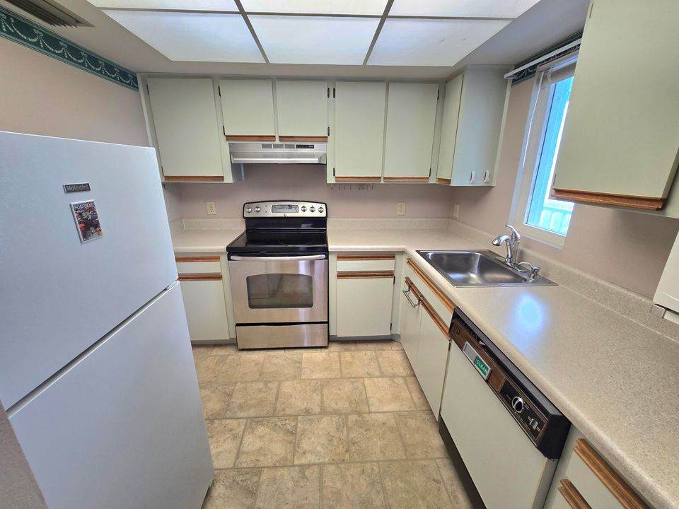 For Sale: $174,900 (2 beds, 2 baths, 874 Square Feet)