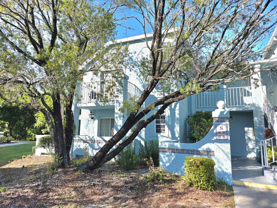 For Sale: $174,900 (2 beds, 2 baths, 874 Square Feet)