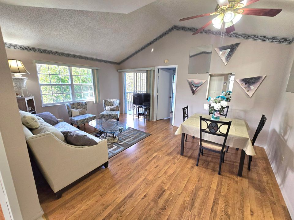 For Sale: $174,900 (2 beds, 2 baths, 874 Square Feet)