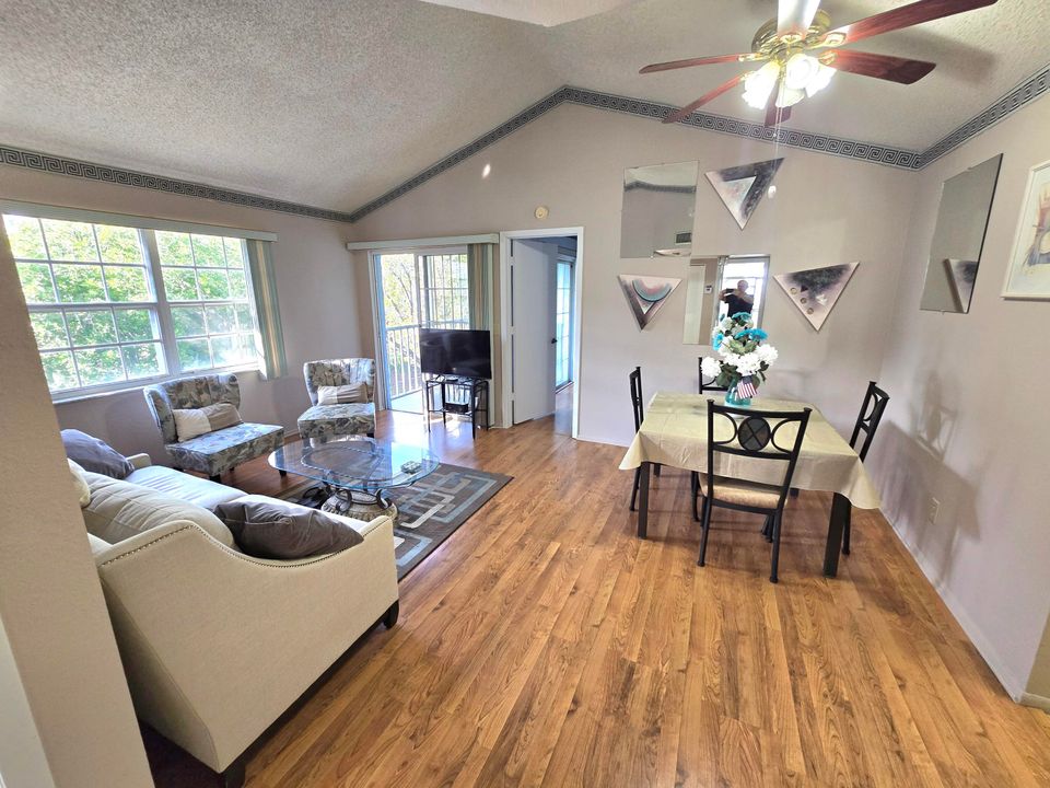 For Sale: $174,900 (2 beds, 2 baths, 874 Square Feet)