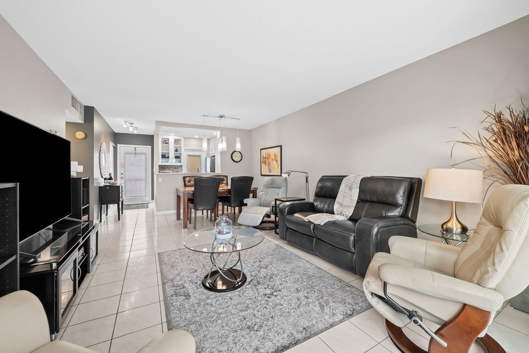 For Sale: $147,999 (2 beds, 2 baths, 870 Square Feet)