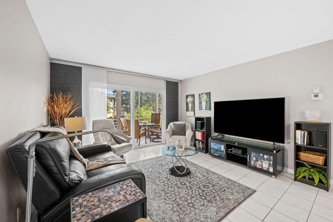 For Sale: $147,999 (2 beds, 2 baths, 870 Square Feet)