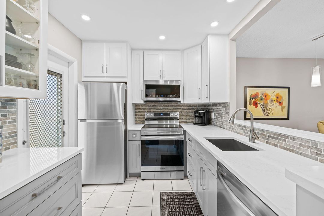 For Sale: $147,999 (2 beds, 2 baths, 870 Square Feet)