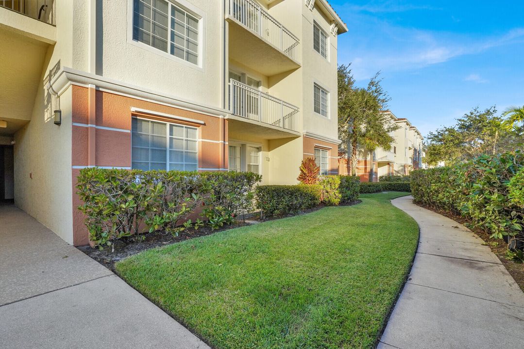 合同活跃: $300,000 (2 贝兹, 2 浴室, 1141 平方英尺)