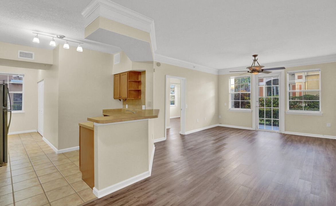 合同活跃: $300,000 (2 贝兹, 2 浴室, 1141 平方英尺)