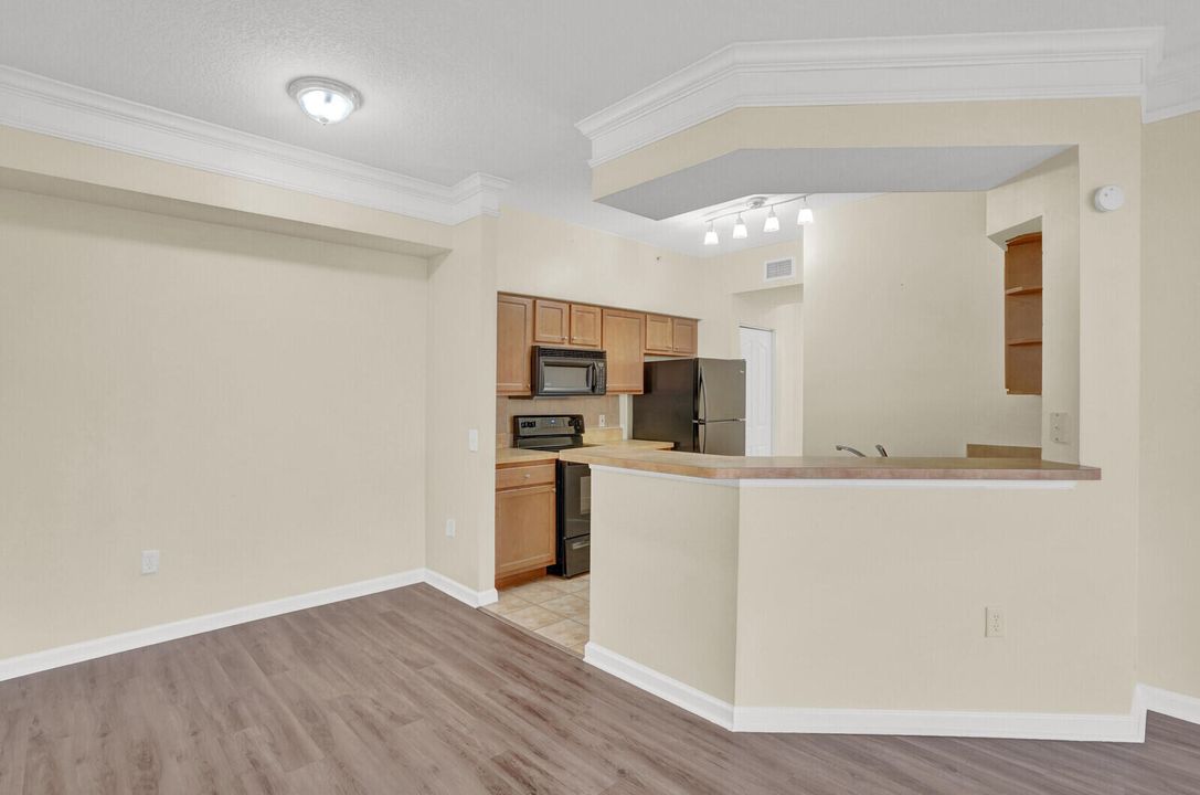 合同活跃: $300,000 (2 贝兹, 2 浴室, 1141 平方英尺)