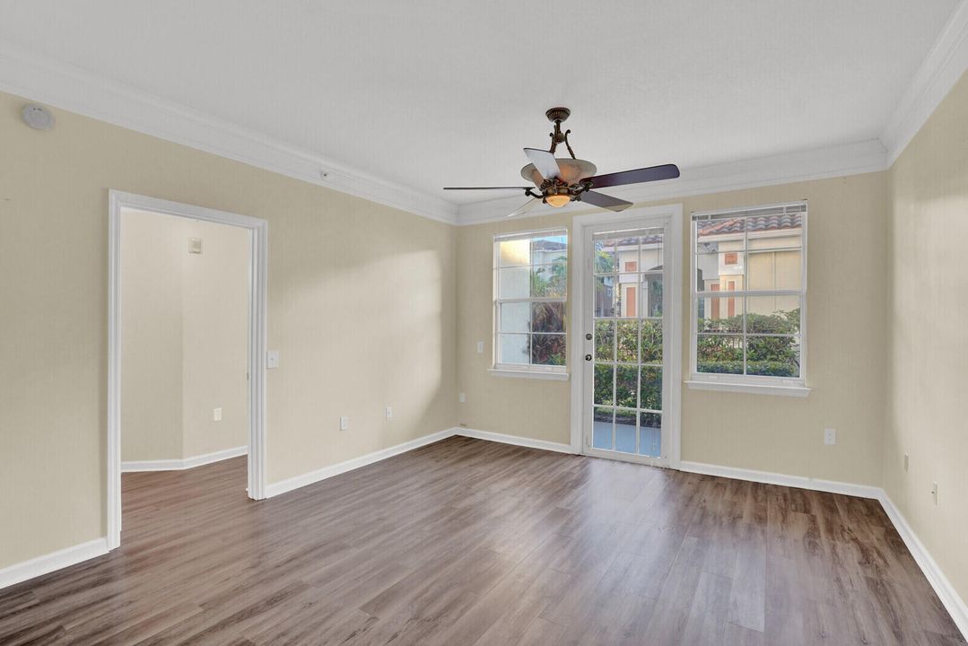 合同活跃: $300,000 (2 贝兹, 2 浴室, 1141 平方英尺)