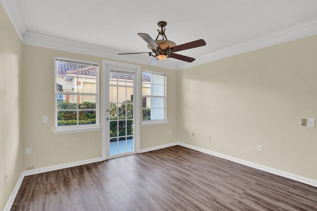 合同活跃: $300,000 (2 贝兹, 2 浴室, 1141 平方英尺)