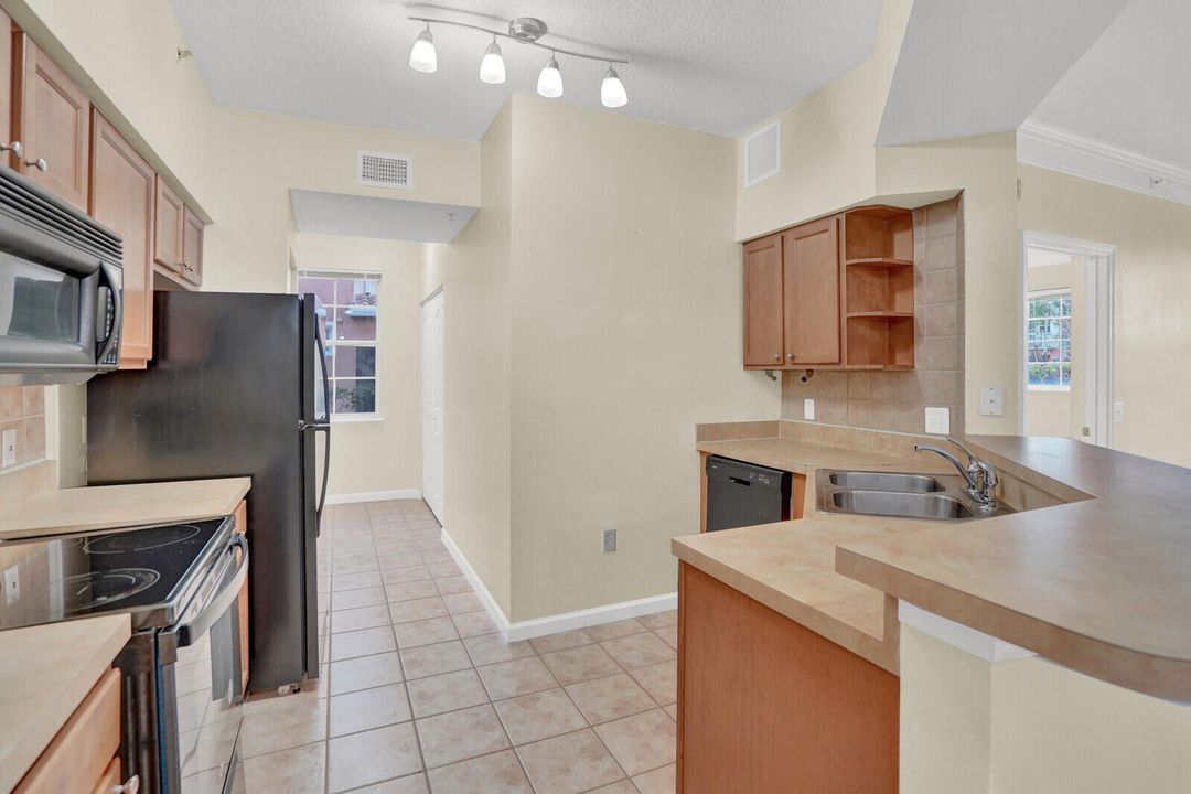 合同活跃: $300,000 (2 贝兹, 2 浴室, 1141 平方英尺)