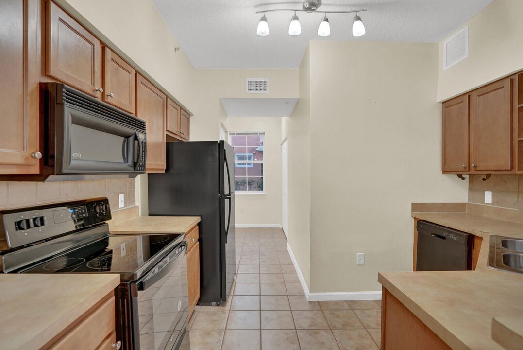 合同活跃: $300,000 (2 贝兹, 2 浴室, 1141 平方英尺)