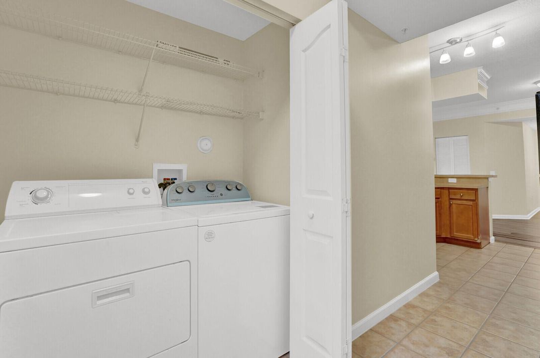 合同活跃: $300,000 (2 贝兹, 2 浴室, 1141 平方英尺)