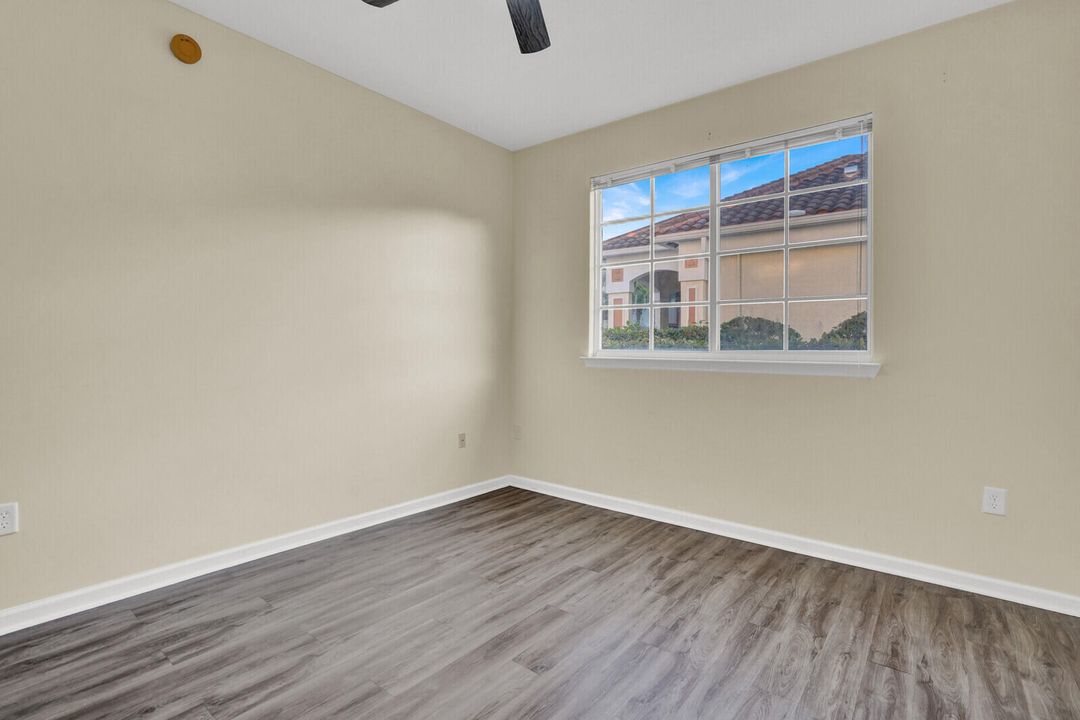 合同活跃: $300,000 (2 贝兹, 2 浴室, 1141 平方英尺)