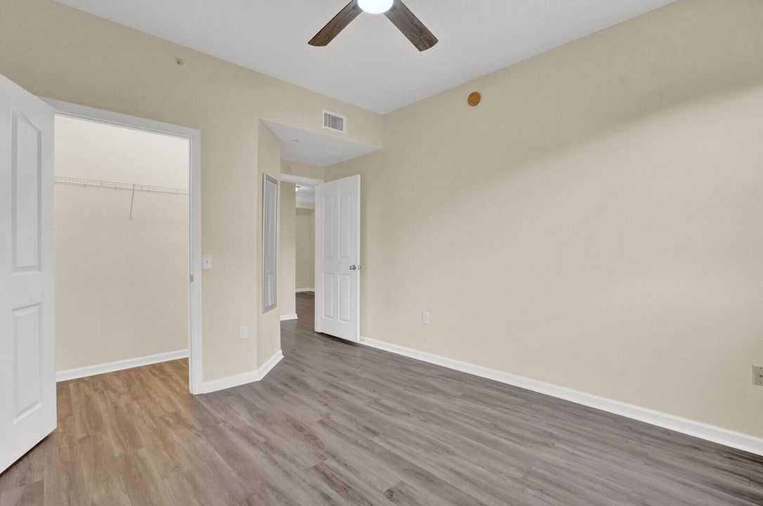 合同活跃: $300,000 (2 贝兹, 2 浴室, 1141 平方英尺)