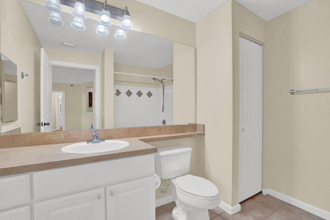 合同活跃: $300,000 (2 贝兹, 2 浴室, 1141 平方英尺)