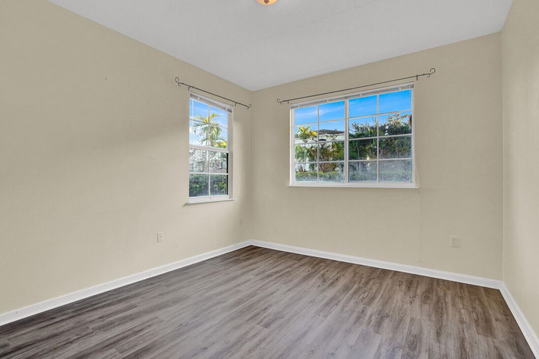 合同活跃: $300,000 (2 贝兹, 2 浴室, 1141 平方英尺)