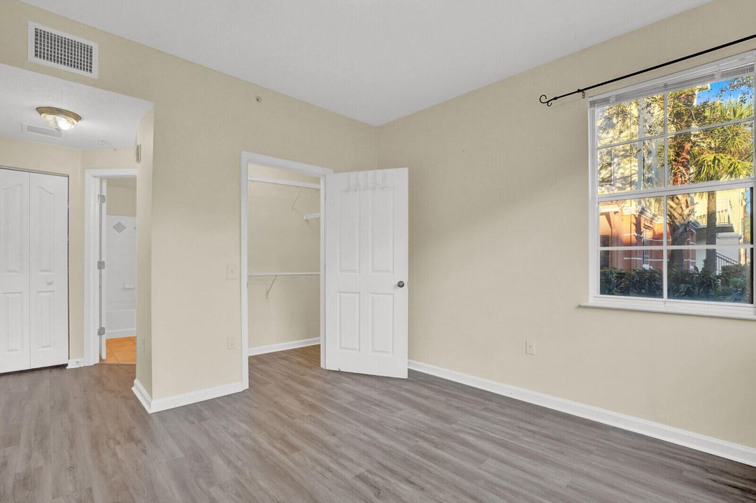 合同活跃: $300,000 (2 贝兹, 2 浴室, 1141 平方英尺)