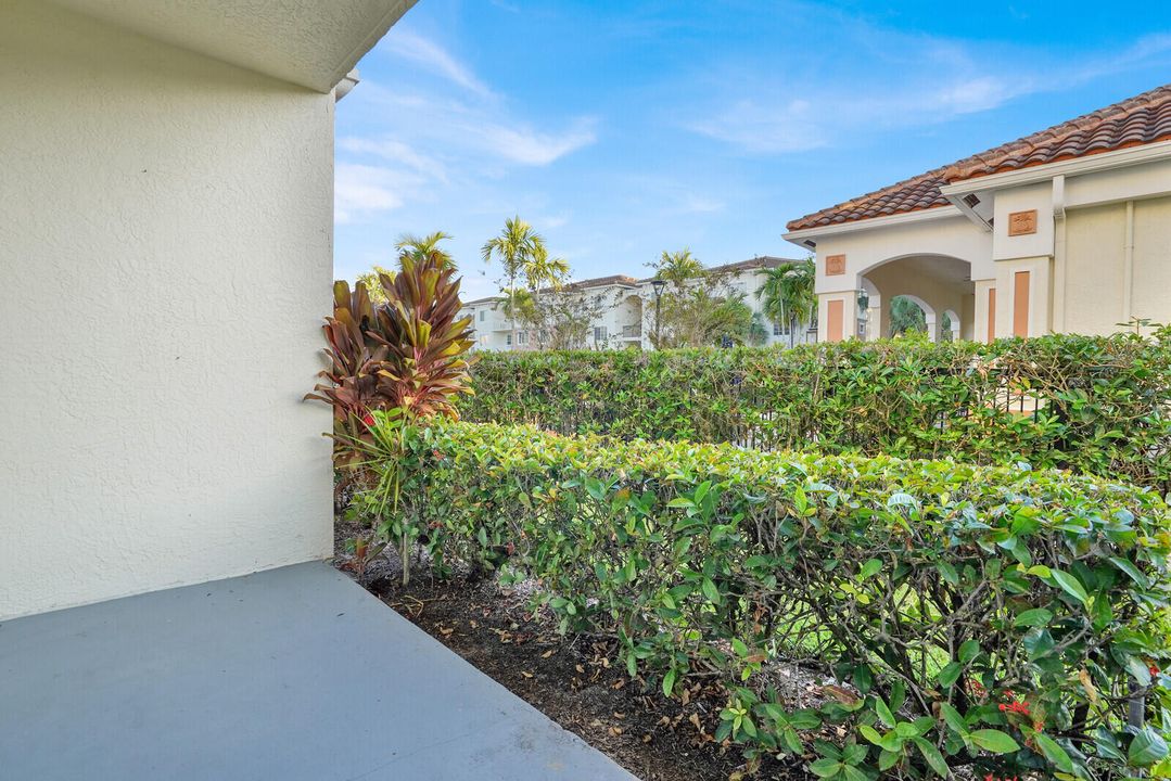 合同活跃: $300,000 (2 贝兹, 2 浴室, 1141 平方英尺)