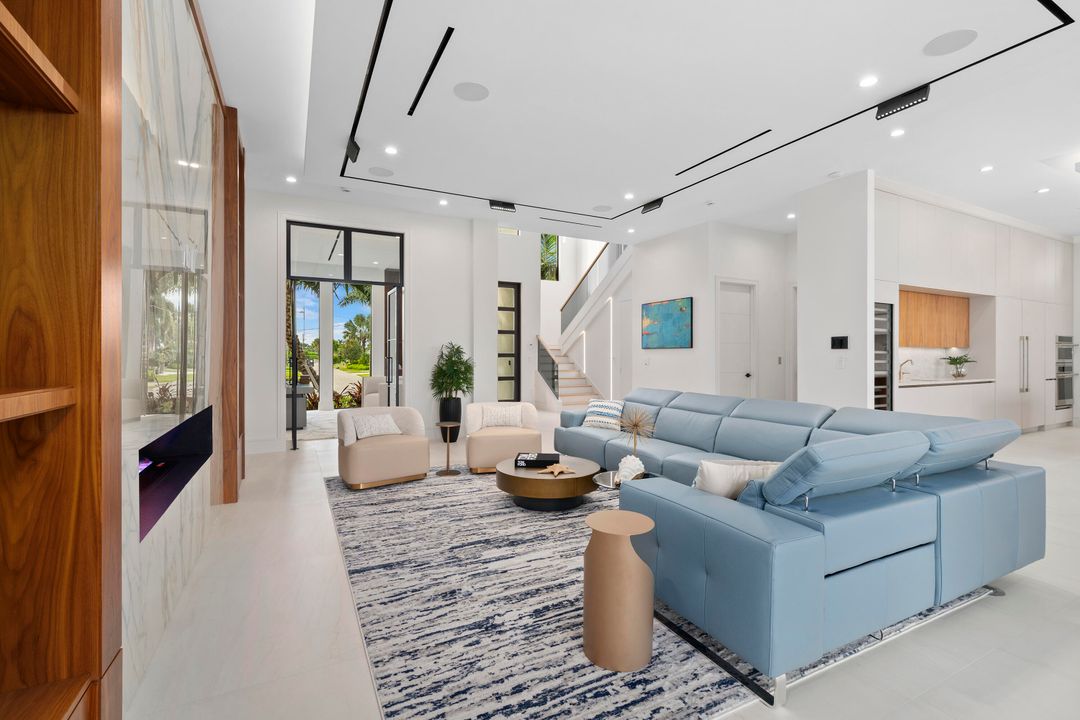 For Sale: $9,995,000 (5 beds, 5 baths, 5600 Square Feet)