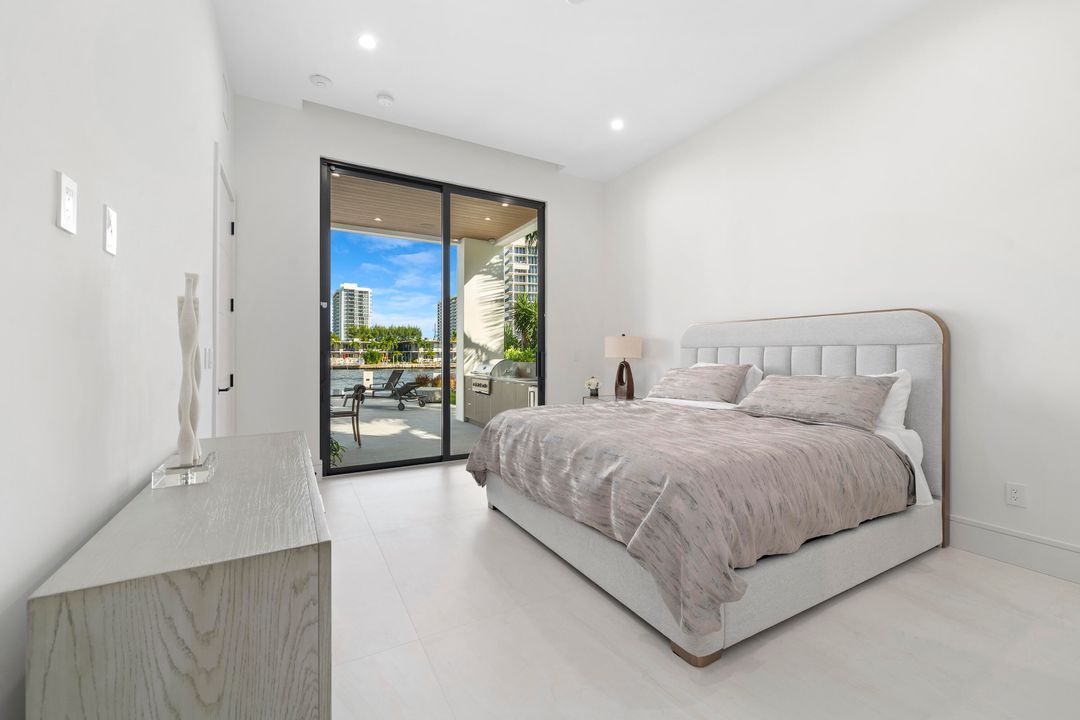 For Sale: $9,995,000 (5 beds, 5 baths, 5600 Square Feet)