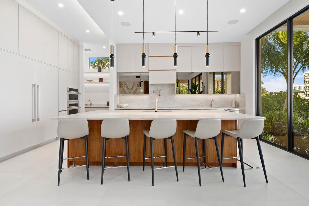 For Sale: $9,995,000 (5 beds, 5 baths, 5600 Square Feet)