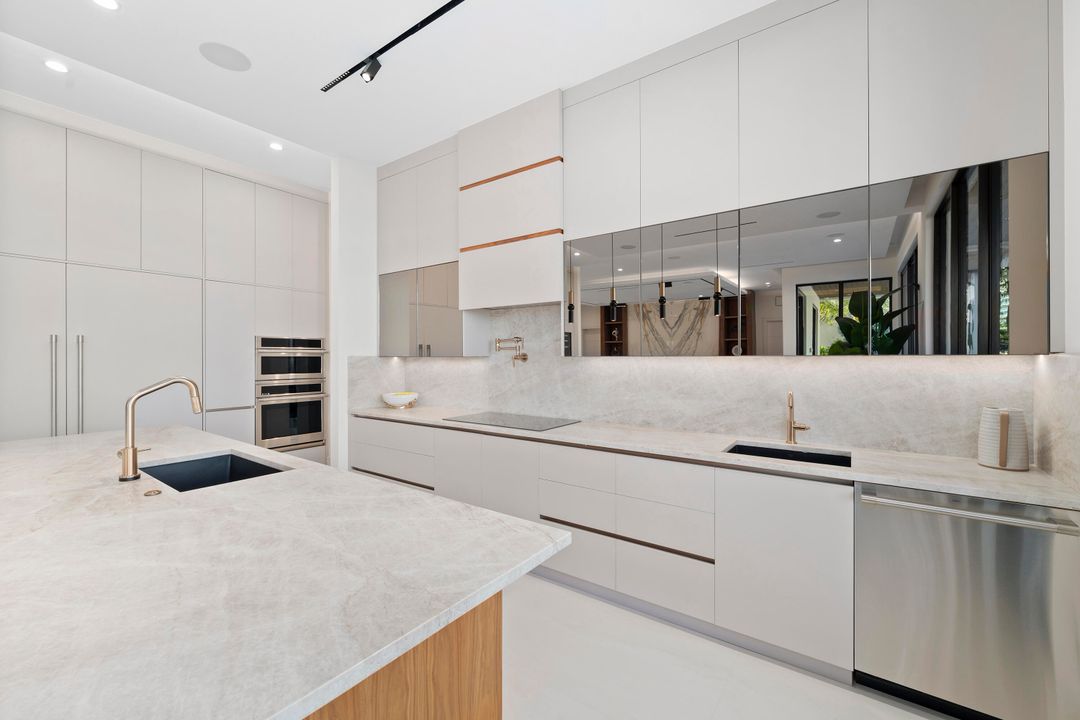 For Sale: $9,995,000 (5 beds, 5 baths, 5600 Square Feet)