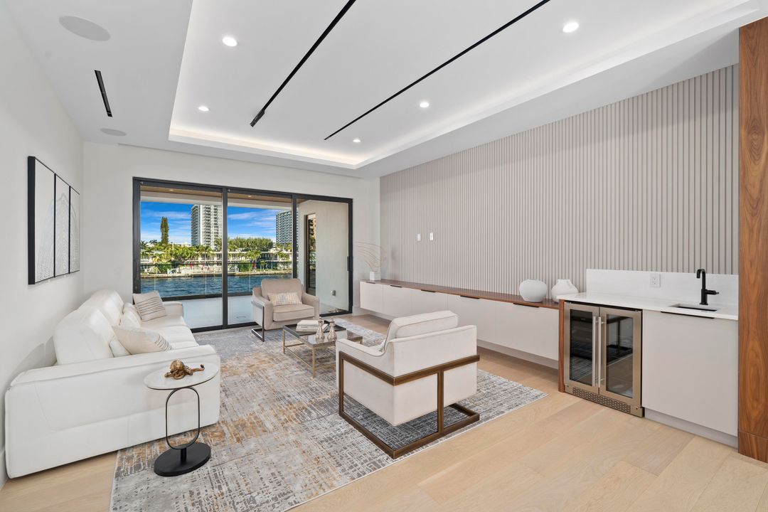 For Sale: $9,995,000 (5 beds, 5 baths, 5600 Square Feet)