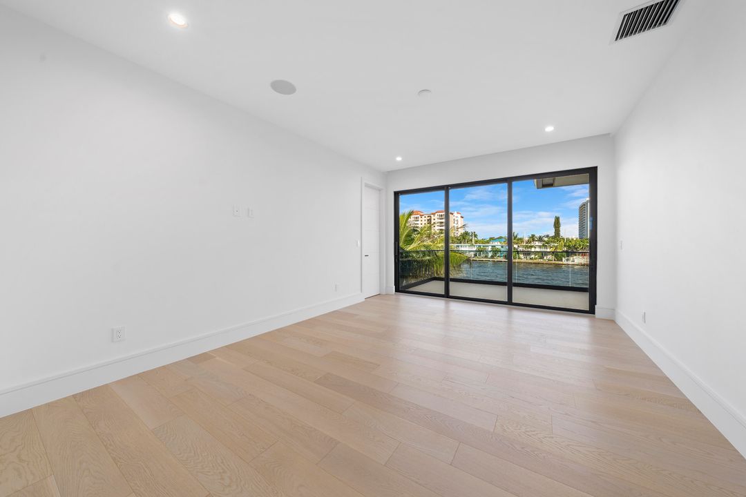 For Sale: $9,995,000 (5 beds, 5 baths, 5600 Square Feet)