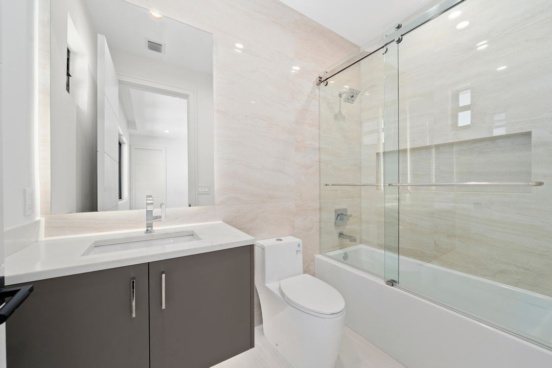 For Sale: $9,995,000 (5 beds, 5 baths, 5600 Square Feet)