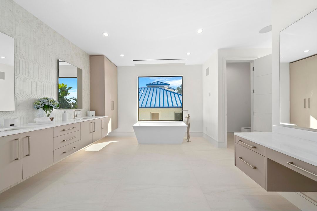 For Sale: $9,995,000 (5 beds, 5 baths, 5600 Square Feet)