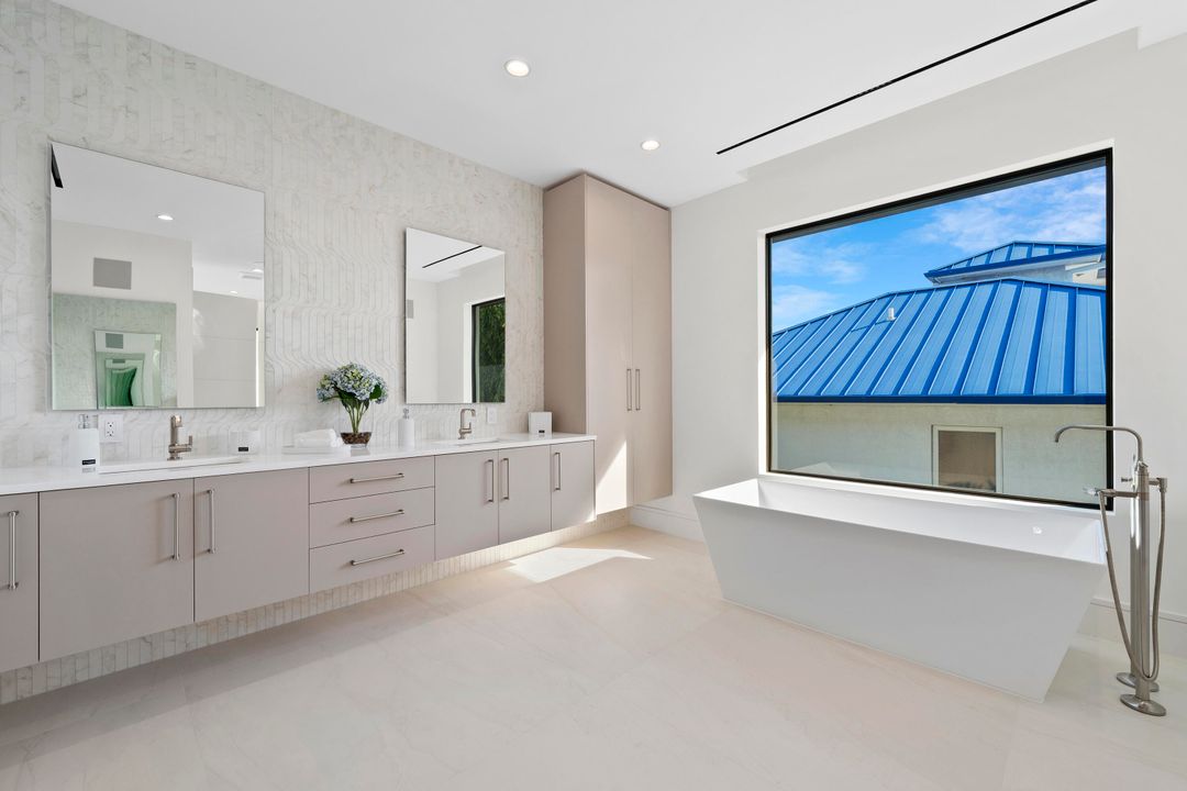 For Sale: $9,995,000 (5 beds, 5 baths, 5600 Square Feet)