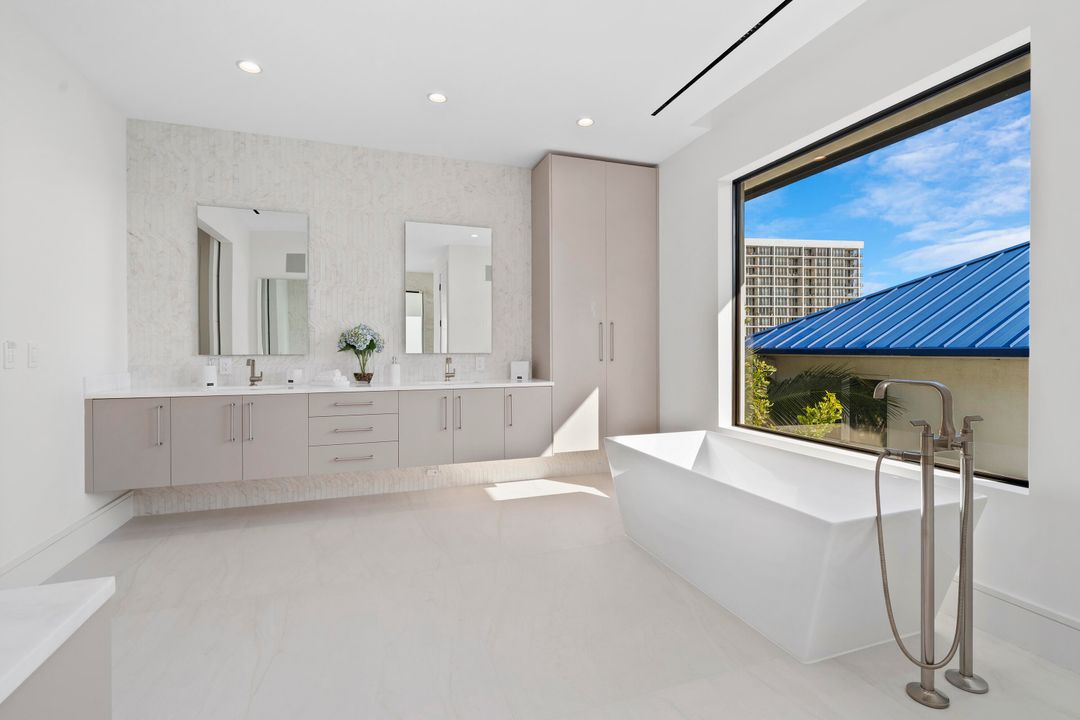 For Sale: $9,995,000 (5 beds, 5 baths, 5600 Square Feet)