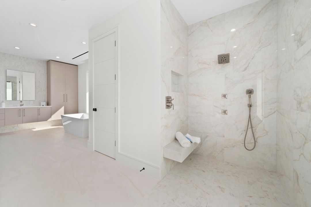 For Sale: $9,995,000 (5 beds, 5 baths, 5600 Square Feet)