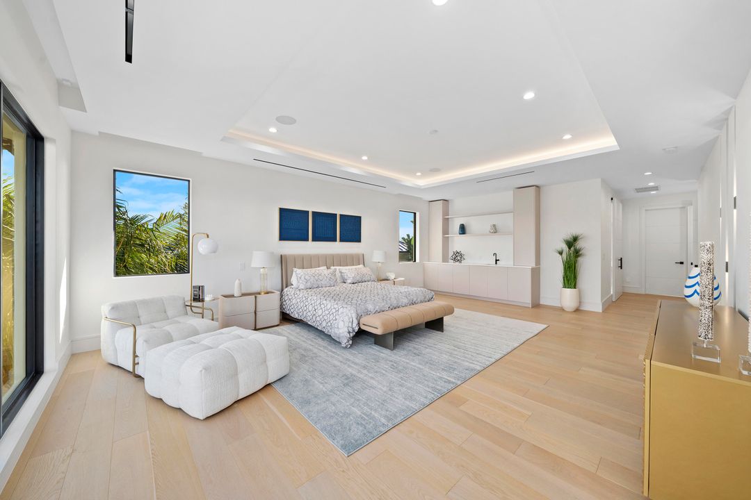 For Sale: $9,995,000 (5 beds, 5 baths, 5600 Square Feet)