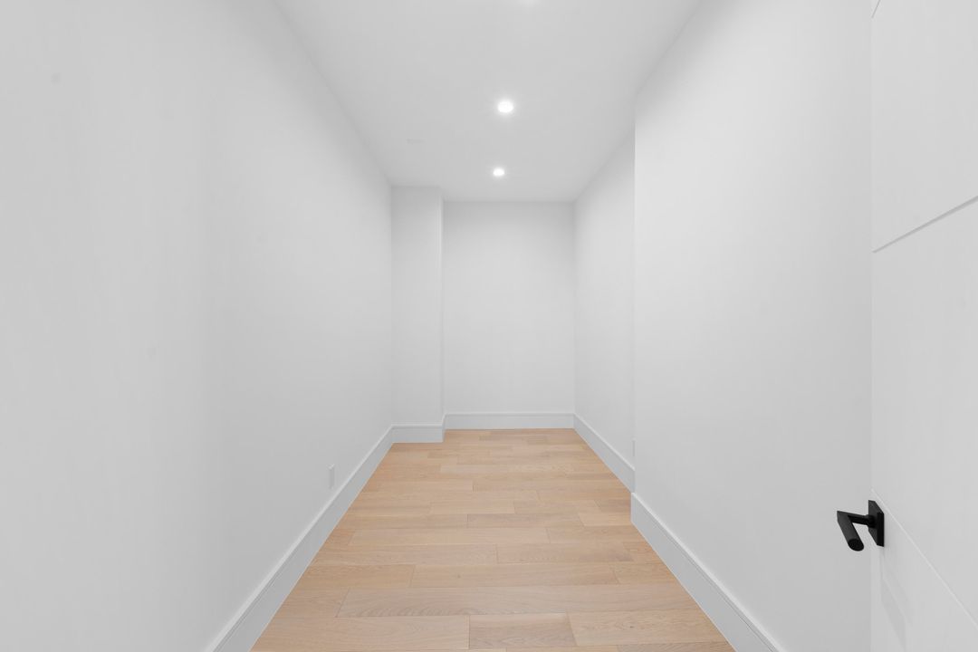 For Sale: $9,995,000 (5 beds, 5 baths, 5600 Square Feet)