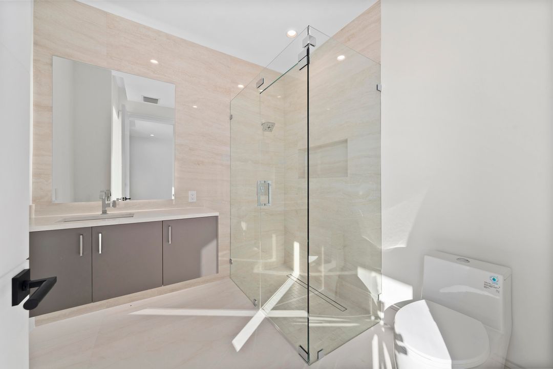 For Sale: $9,995,000 (5 beds, 5 baths, 5600 Square Feet)