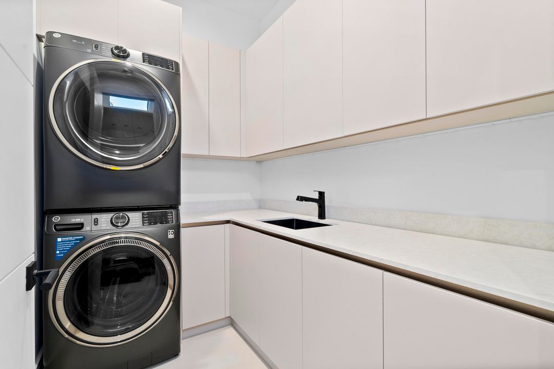 For Sale: $9,995,000 (5 beds, 5 baths, 5600 Square Feet)