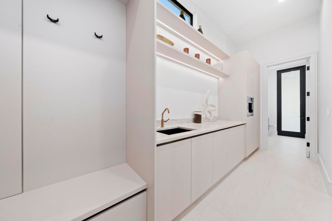 For Sale: $9,995,000 (5 beds, 5 baths, 5600 Square Feet)