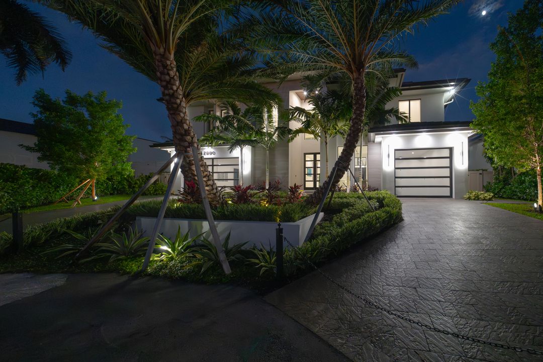 For Sale: $9,995,000 (5 beds, 5 baths, 5600 Square Feet)