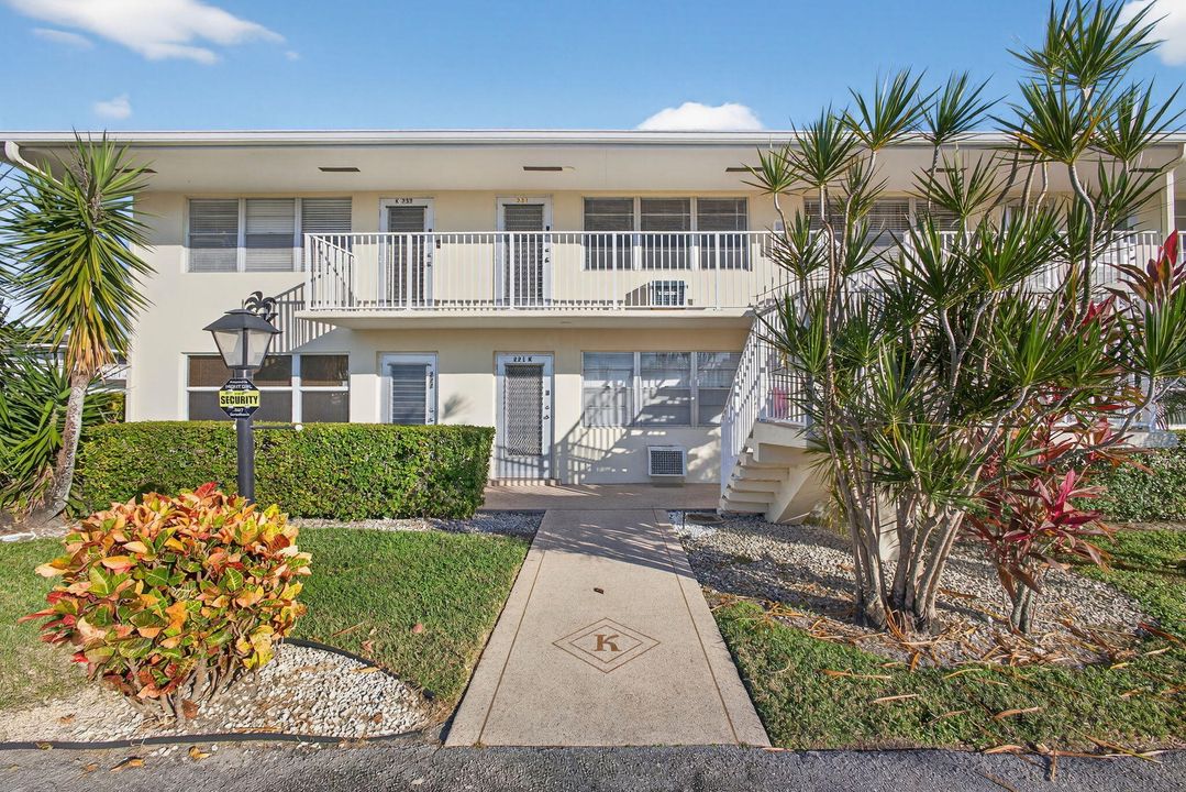 For Sale: $98,000 (1 beds, 1 baths, 585 Square Feet)