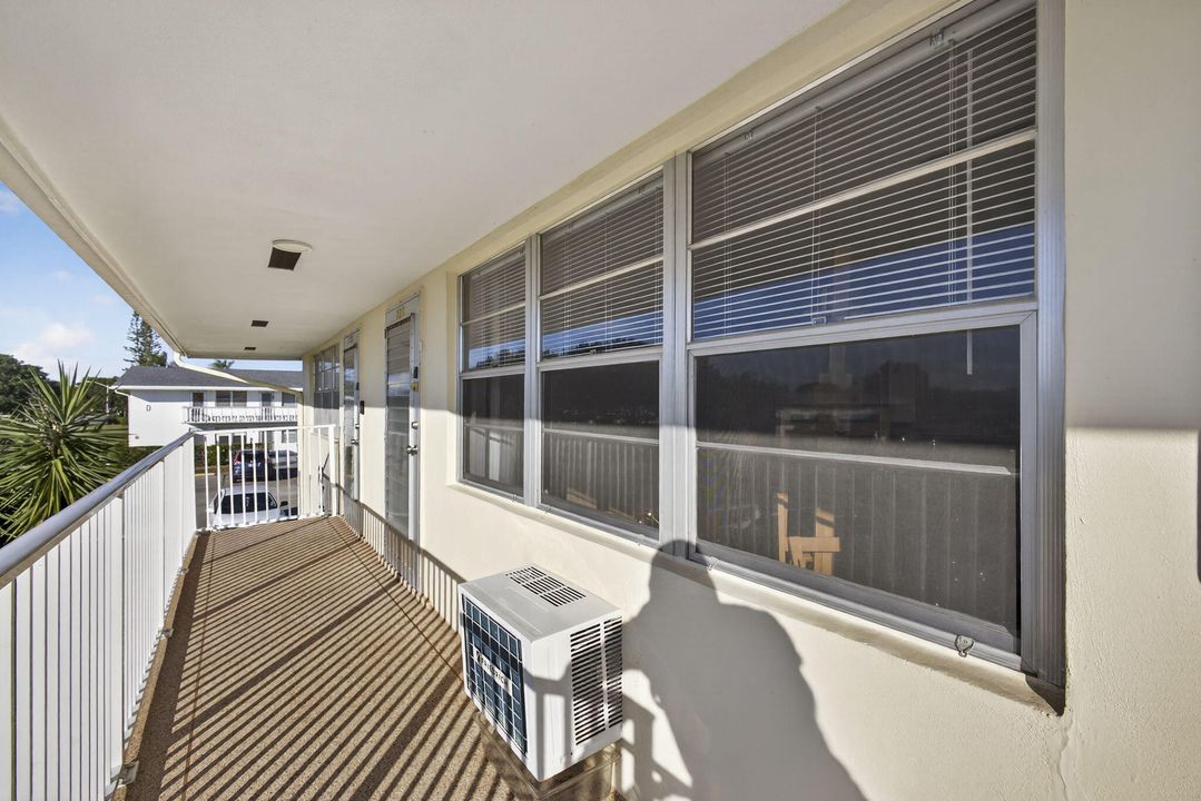 For Sale: $98,000 (1 beds, 1 baths, 585 Square Feet)