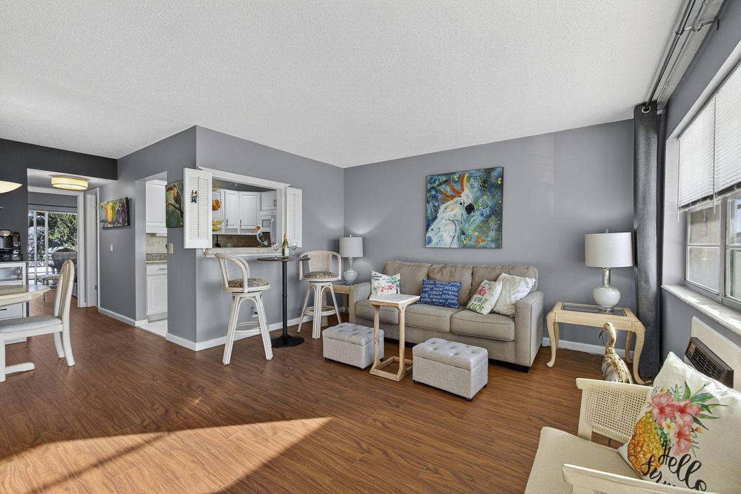 For Sale: $98,000 (1 beds, 1 baths, 585 Square Feet)