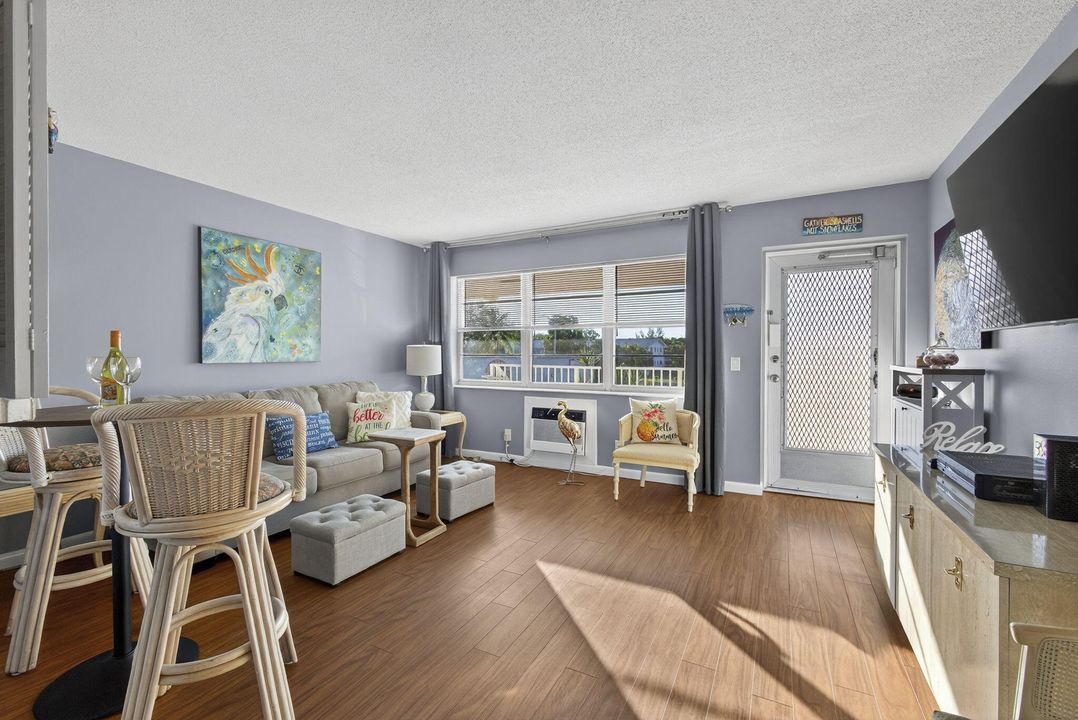 For Sale: $98,000 (1 beds, 1 baths, 585 Square Feet)