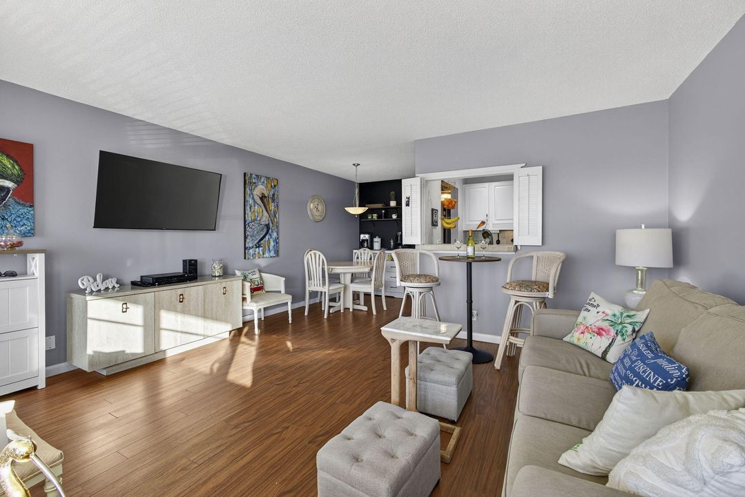 For Sale: $98,000 (1 beds, 1 baths, 585 Square Feet)