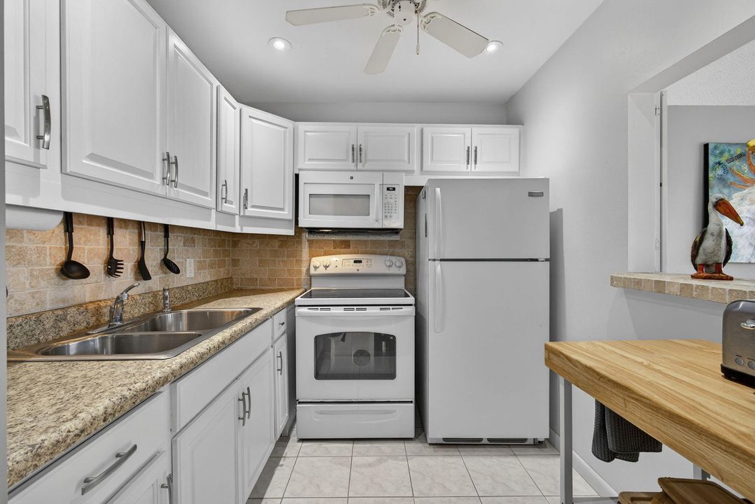 For Sale: $98,000 (1 beds, 1 baths, 585 Square Feet)