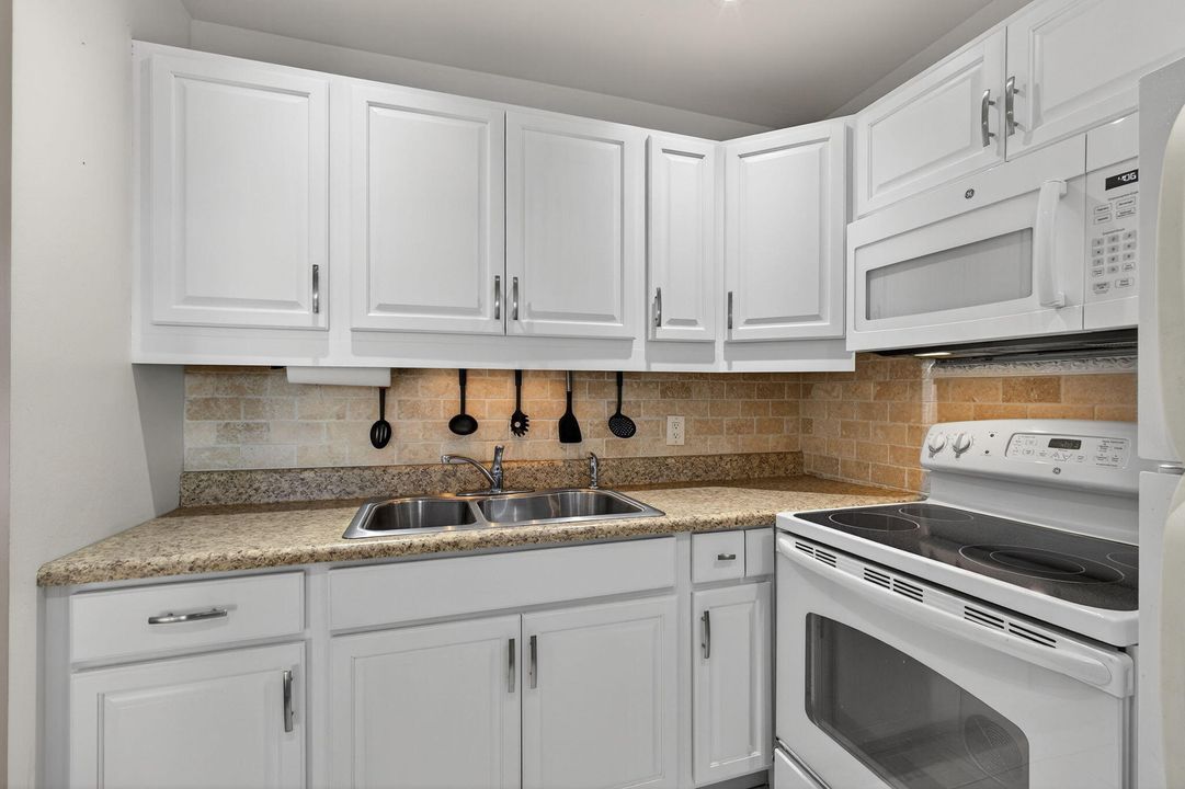 For Sale: $98,000 (1 beds, 1 baths, 585 Square Feet)