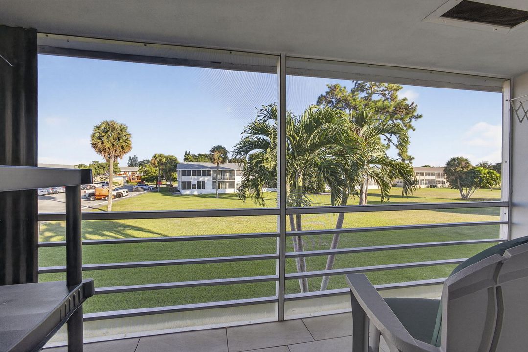 For Sale: $98,000 (1 beds, 1 baths, 585 Square Feet)