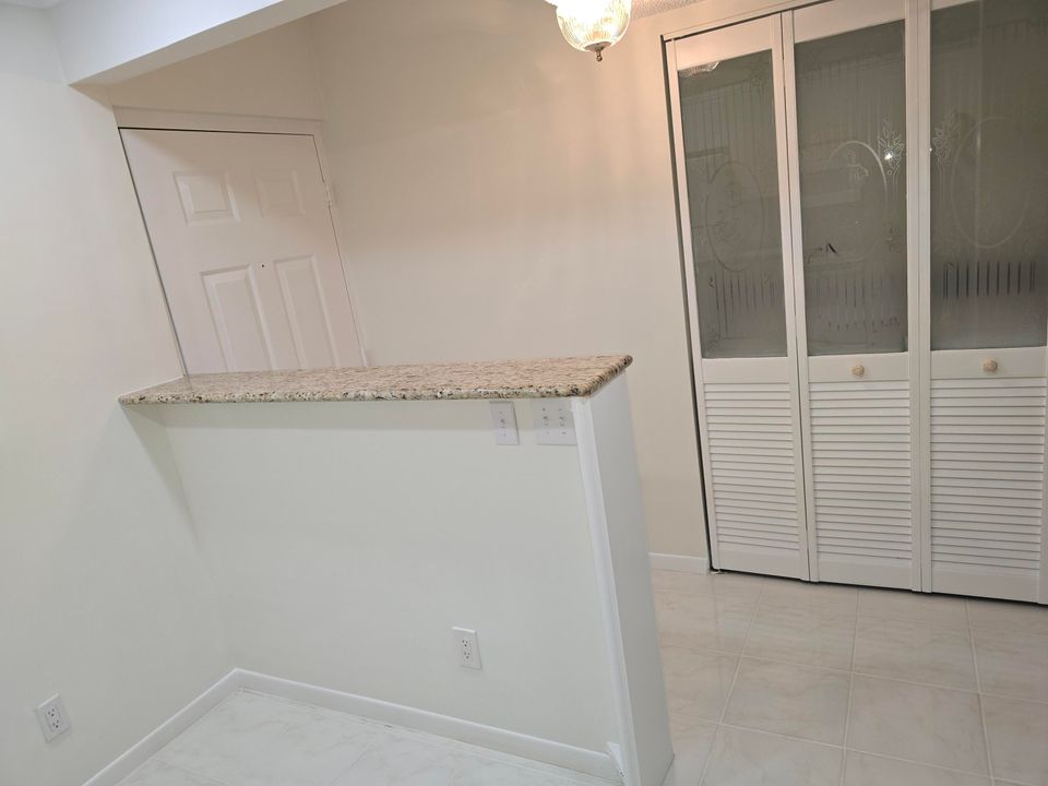 For Rent: $2,200 (2 beds, 2 baths, 912 Square Feet)